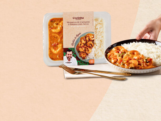 Fotografia de um prato de moqueca de camarão à baiana com embalagem individual adjacente.